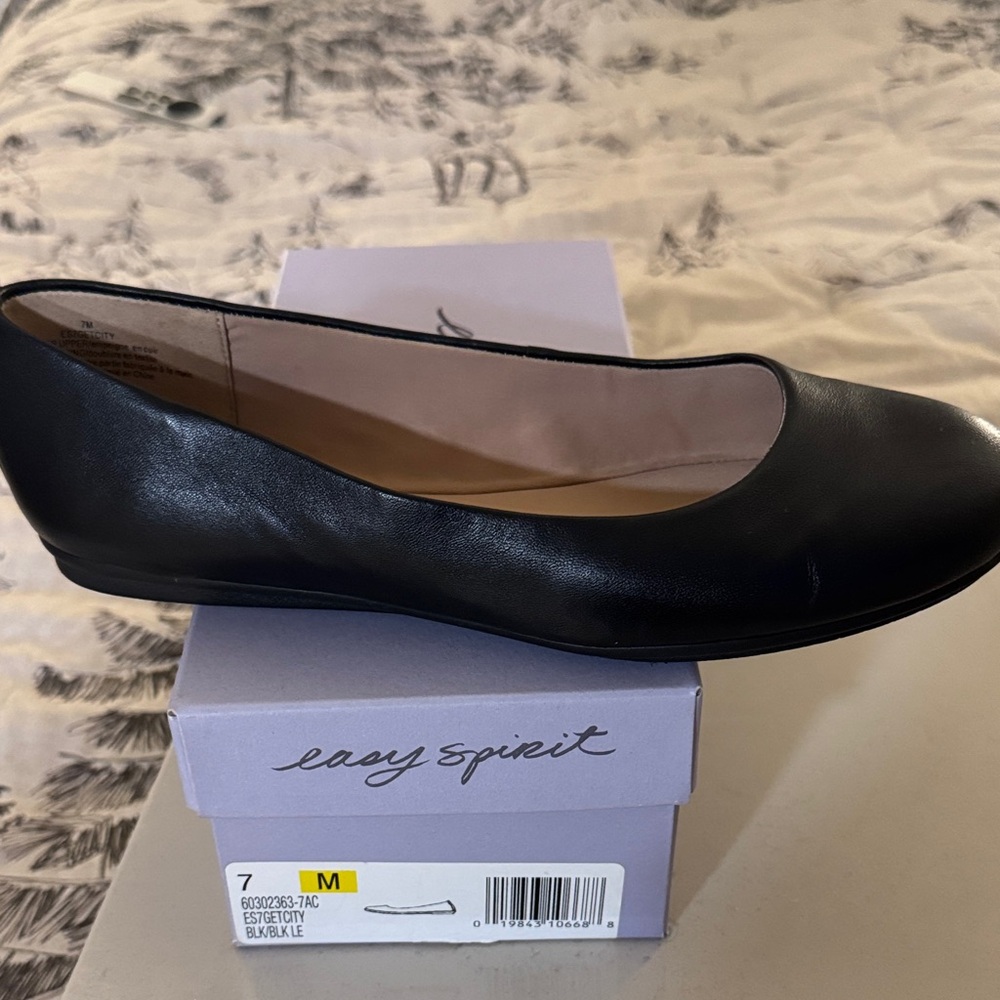 Easy Spirit Women's Black Flats